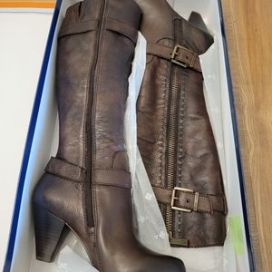 NEW! IN BOX HEELED LEATHER BOOTS